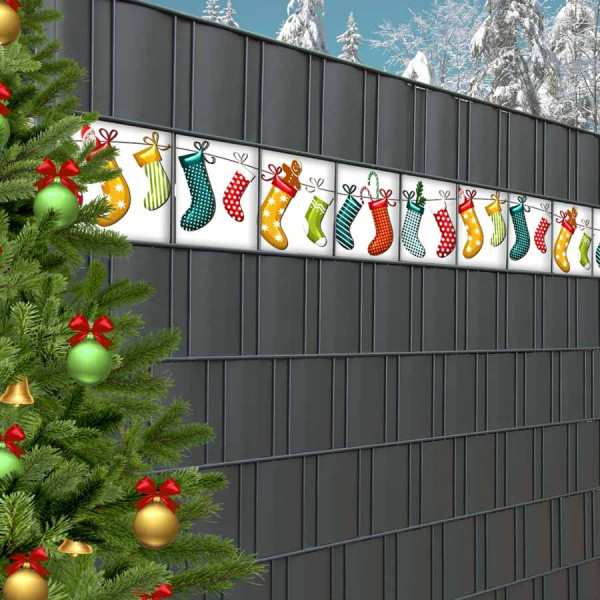 Wintermotiv Weihnachtssocken als Dekoration für den Gittermattenzaun