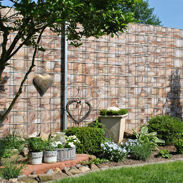 Dekorativer Gitterzaun mit PES Sichtschutzstreifen Motiv Sandsteinmauer